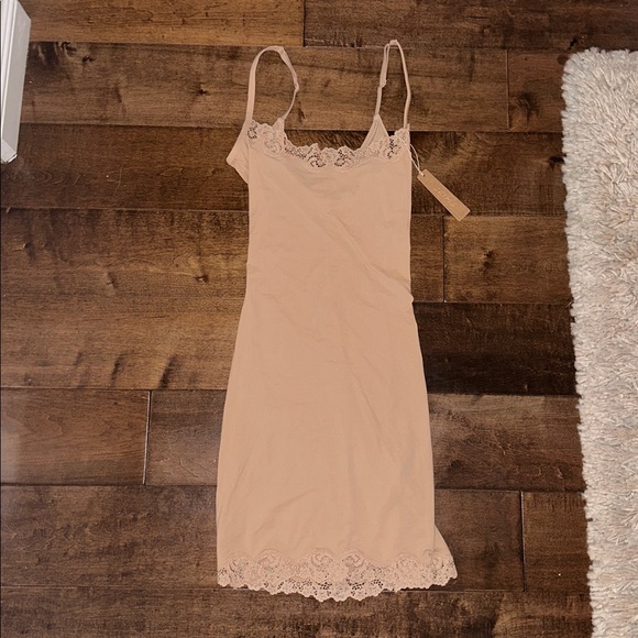 SKIMS FITS EVERYBODY LACE DRESS CLAY XS - Picture 6 of 9
